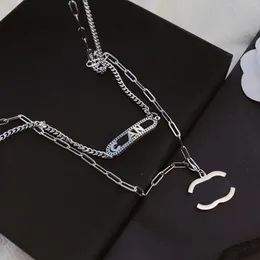 Luksusowe marki designer naszyjniki łańcuchy listu Wisiorki sławni mężczyźni kobiety Diamentowy naszyjnik 18k złoty stal nierdzewna Choker Wisior biżuterii Akcesoria Prezenty