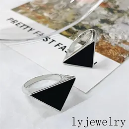Letras simples Triângulo Shape Black Love Anel para mulheres Tamanho Ringos românticos Ringos de casamento prata Material esmalte exclusivo Anéis de noivado