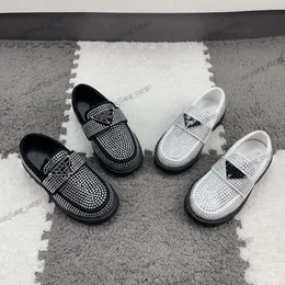 Vår sommar barn barn loafers designers triangel spänne kristall casual skor äkta läder bling diamant mules pojkar flickor klänning skor