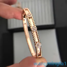 2024 Jewelry Designer Brand Vanl Cleefl Arpelscnc Kaleidoscope med fyra bladklöver smala brädet Full Sky Star V Gold Plate Armband som en gåva till flickvän