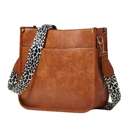 Leopard Wide Strap Women Crossbody Bag stor kapacitet PU LÄDER SKULD MESSENGER Väskor för kvinnliga handväskor Designer Bolsa Brow 240229