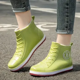 Stivaletti da pioggia neri per tutte le stagioni Scarpe da acqua in gomma antiscivolo per le donne Designer Stivali da pioggia con cerniera finta Scarpe da donna Jelly Rainshoes 240228