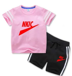 Летний модный комплект футболки и шорт для маленьких мальчиков и девочек, детский комплект одежды из 2 предметов для девочек с брендовым принтом