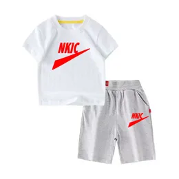 Летняя спортивная одежда для мальчиков и девочек. Детская повседневная футболка с круглым вырезом и короткими рукавами с брендовым принтом. Дышащая детская одежда.