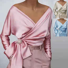 Adicione um toque de elegância ao seu guarda-roupa com esta blusa chique e feminina de cor sólida com decote em V e amarração na cintura, perfeita para um visual elegante e sofisticado.