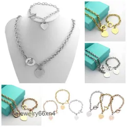 Collane con ciondolo Vendita calda Compleanno Regalo di Natale Set di braccialetti con collana d'amore in argento 925 Set di gioielli con dichiarazione di nozze Set di braccialetti a cuore 2 in 1 23ess Corrente di movimento 17Q2