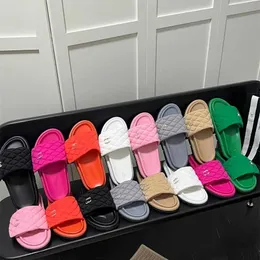 Scarpe sportive 2024 Summer Lingge Piccola fragranza Velcro Colore caramello Pane da donna con pantofole casual ad alta altezza per abbigliamento esterno