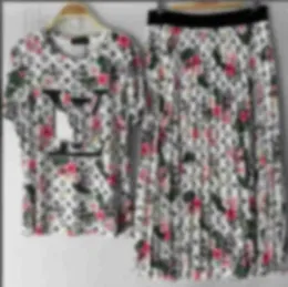 Dwuczęściowa marka designerska l v wiosna i letnia nowa pół spódnicy Dwuczęściowy zestaw z krótkim rękawem niszowy lekki luksusowy modny nadruk Antique Full Set for Women MWD5