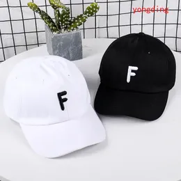 Brev F Baseball Cap Högkvalitativ svart vit justerbar hatt Hip Hop för män och kvinnor Fashion Casual Hat 240223