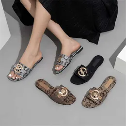 30% rabatt Sportskor 2024 Slides Fashionabla Metal Buckle Sandals for Women Summer Slip Pers Casual broderade kvinnors tofflor