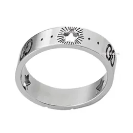 Klasyczny Pierścień Love Screy Luksusowy projektant biżuterii Pierścionki Męskie i Women's Titanium Steel Letter Double Band Pierścień