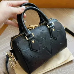 5Eine Designer-Tasche, die Sie verdienen. Sie besteht aus Leder und kann als Umhängetasche oder Umhängetasche verwendet werden, um luxuriös und stilvoll auszusehen. m46397