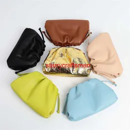 Borse Cluth in pelle Borsa a marsupio Botteg Veneta Borsa Cloud Borsa piccola con clip pieghettata Borsa da donna versione coreana 2024 Nuova rete Borsa da donna rossa Borsa a tracolla singola Crohave logo HBMZ