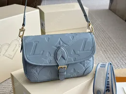 24SS Kvinnors lyxdesigner New Ice Blue Baguette Handväska Kvinnors handväska axelväska underarmsäckar crossbody väska solid färg makeup väskor plånbok korthållare