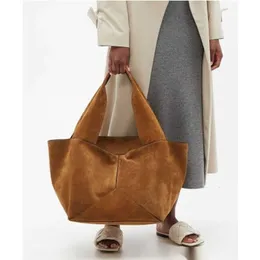 Çok yönlü basit tasarımcı çantası büyük kapasiteli benzersiz tasarım çanta süet kova çantası nötr stil çanta 240131LARGE kapasitesi