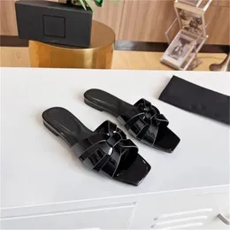 Fashion Slippers Luxury Design Summer Men and Women Flat Shoes Thick Sole Leather Rubber Letter Casual Summer Ladies Beach Sandal Party Wedding Low Heel Sandals