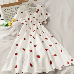 Klänning Cherry Dress Strawberry Kawaii Puff Sleeve Dress Women Vintage White Square Neck Beach Dresses 2021 Koreanska kläder