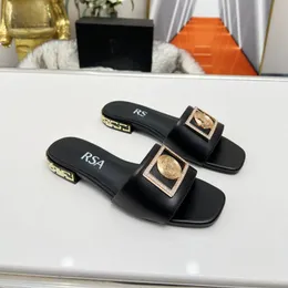 Toppkvalitetsdesigner Beauty Head Sandaler Famous Medusa Slippers Lwo Heel Shoes Luxury Sandale Leather Fashion Women HGFD3223