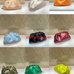 Bolsas de couro Botteg Veneta Bolsa Bolsa Cloud Bags grandes e pequenas estão disponíveis em Stockhave logo HBED