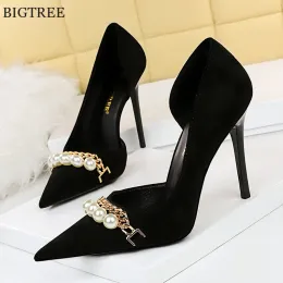 Klänningar 2023 Ny mode Pärlkedjekontor Kvinnor Pumpar Black Flock Side Hollow High Heels Stiletto Pointed Toe Female Party Shoes Dress