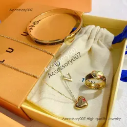 Designer-Schmuck-Ohrring-Set, 18 vergoldetes romantisches Monogramm-Leder-Herz-Armband, modischer Ring, mehrere Größen, Familie, Paar, Geschenk, Armreif mit Box