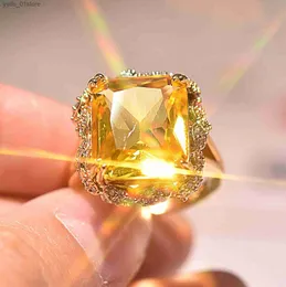 Pierścienie opaski wspaniałe, urocze duże kwadratowe żółte CZ Stone Pierścień Kobiety moda 9 2 5 kolor kryształ cyrkon Pierścień ślubna biżuteria Tren L240305