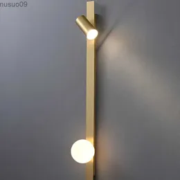 Lampada da parete La nuova lampada da parete a led in rame in stile minimalista nordico viene utilizzata per la lampada da parete personalizzata dell'hotel accanto al soggiorno