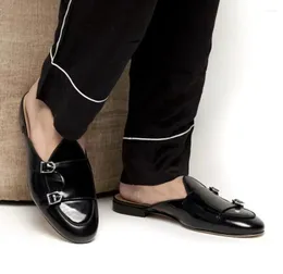Slippare Män bär sandaler Bright Leather Metal Buckle Heelless Half Slipper Small Shoes Hair Stylist Fashion