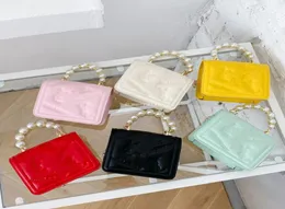 Moda Ragazze borsa a catena con catena di perle bambini Fibbie in metallo borsa per bambini lettera in rilievo una borsa a tracolla Lady Mini purese Messenger pu4015964