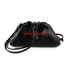 Läder CLUTH -väskor Botteg Veneta Pouch Bag 2024 Hot Selling Xiaojing Laojiang Handheld Bag Cloud Bag Solid Color Top Layer Mjuk läder veckad DumplinHave Logo Hbig