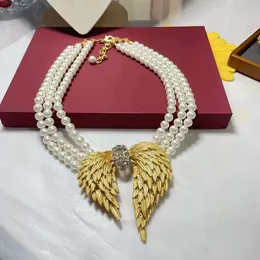 Collana esagerata di perle vintage francesi Vintag Anello in metallo placcato vero oro con ciondolo a forma di ala Gioielli firmati E2024-98