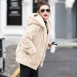 السترات البيضاء المقلدة Lambwool Outwear Top Coat Women Winter Wart Warm Furry Overcoat Subretudos مقنّع مقنع