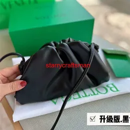 Кожаные сумки Cluth Botteg Veneta Pouch Bag Cloud Bag Женская французская маленькая и популярная складная сумка Женская новинка 2024 года, летняя универсальная сумка через плечо на одно плечо с логотипом HB0Q