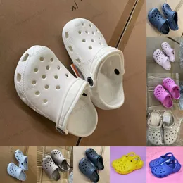 Pantofole infradito per bambini Designer per bambini Sandali incrociati Pantofola con foro Clog Ragazzi Ragazze Scarpe da spiaggia Neonati Bambino Casual Estate Gioventù Scivoli per bambini Scarpe da giardino leggere