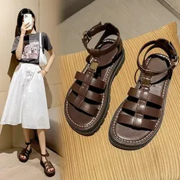 Gorący sandał przyczynowy dla kobiet Summer Nowy projektant designerski moda luksusowe proste materiały płaskie buty wygodne buty czarny brązowy słynny but rozmiar 35-41