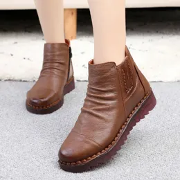 2024 neue Herbst und Winter Echtes Leder Damen Schuhe Weiche Sohle Flache Unterseite Kurze Stiefel Damen Plüsch Mama Baumwolle schuhe Damen Stiefel