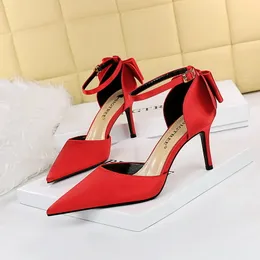 Kvinnor Lätt röd klänningskor Satinpumpar Solid Point Toe Tun High Heel Summer Luxury Fashion Sandals Lady Sweet Bowtie Ankel Strap Party Shoe