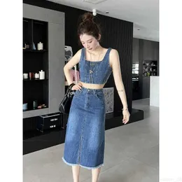 Designer P Family 23 Springsummer New Classic Triangle Denim Vest med Split Fur Design High midje kjol Set Yrpx