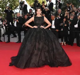 Sonam Kapoor Elie Saab Cannes Preto Vestidos de celebridades Vestidos de noite Vestido de baile Backless Applique Robe de Soirée Kaftan Evening Part2873343