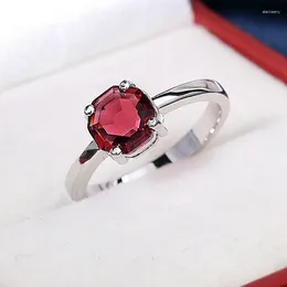 Klusterringar fyra prong fyrkantiga granat röd ring 925 stämpel mode smycken bröllop engagemang gåva för kvinnor