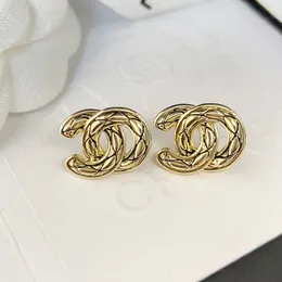 Circle Gold Stud New C Letter Earrings 패션 새로운 기질 보석 브랜드 디자이너 귀걸이 Irle