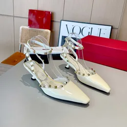 sandali decorati con chiodi di salice top designer tacchi alti scarpe da sposa sexy cinturini alla caviglia sandali con suola in vera pelle sandali con tacchi alti sottili in cristallo pantofole da donna A8