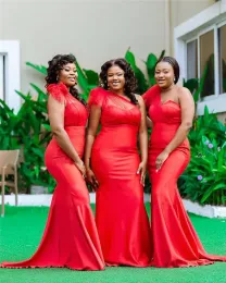 2024 Röd en axel sjöjungfru brudtärna klänningar draperade svep tåg trädgård land afrikanska bröllop gästklänningar piga av hedersklänning plus storlek