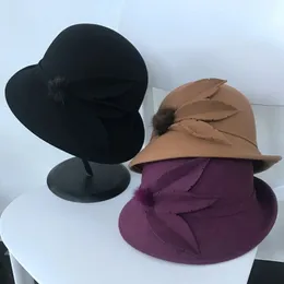 Flat Top Hat dla kobiet wełniany czapka dla kobiet Fedora Elegancka szeroka grupa perłowa Panie Khaki czarna czapka 240229