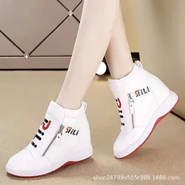 Scarpe da donna a vita alta 2024 autunno / inverno nuova versione casual coreana versatile con cerniera scarpe singole da donna 7 cm tendenza scarpa sportiva da viaggio