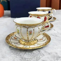コーヒーカップセットセラミック磁器茶誕生日贅沢ギフトボーン中国の結婚式の装飾ドリンクウェアタザ240301