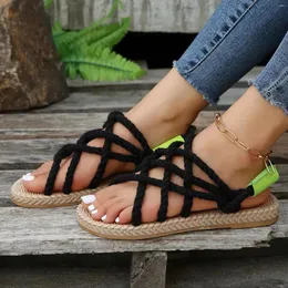 Sandalet yaz basit terlikleri kadınlar saman dip düz ip gündelik moda plaj boho tarzı çapraz kayış flips ayakkabı