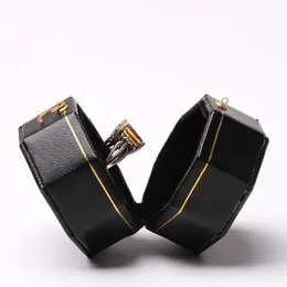 Mini Black Octagonal Box Pu Leather Advanced Vintage Jewely Display Rekommenderad bröllop Diamond Ring Box 240222