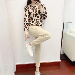 Dräkter damer Twopiece Autumn and Winter New Product Personlighet Leopardtryck Pullover LongSleeved tröja + Simple Pants Suit