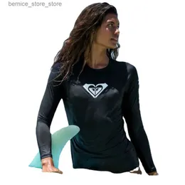Kvinnors badkläder Nya kvinnors surfskjorta älskar t-shirt strand solskyddsmedel Rashguard UV skyddande baddräkt upf dykning sport kostym Q240306